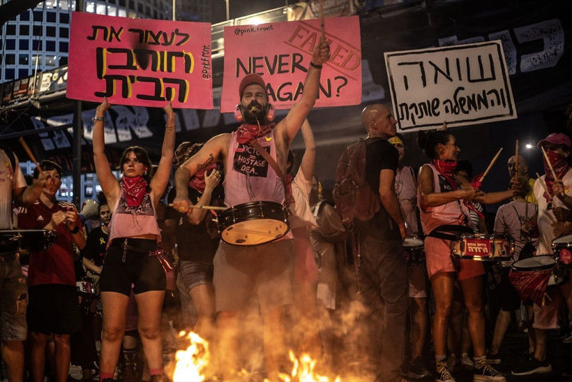 Tel Aviv'de yüzlerce kişi Gazze'de ateşkes ve İsrailli rehinelerin geri getirilmesi için sokağa çıktı - Resim: 18