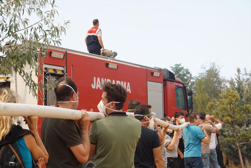 Çanakkale'de halkı tek vücut oldu: Yangına imece usulü müdahale - Resim: 4