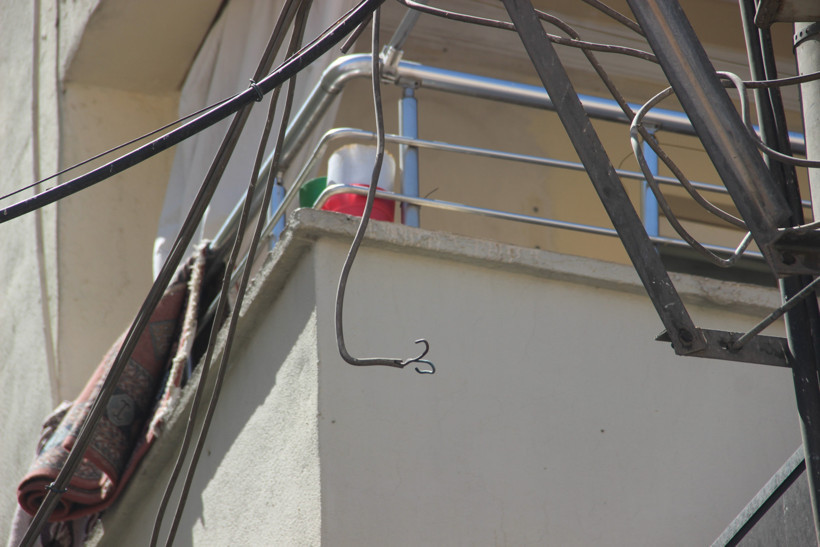 Elektrik ustası onarmak için çıktığı direkte akıma kapılarak yere çakıldı - Resim : 1