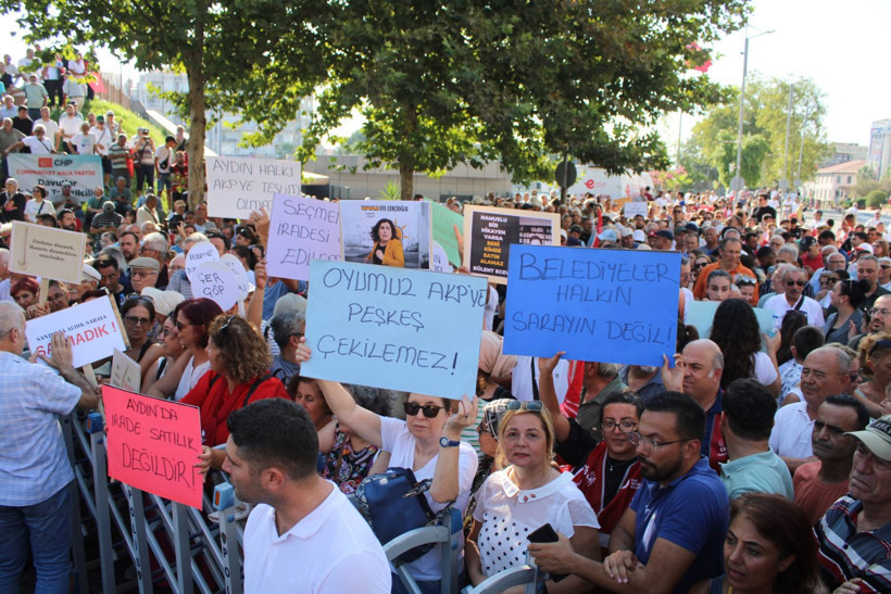 Aydın'da 'topuklu' eylem: AK Parti'ye geçen Özlem Çerçioğlu'nu protesto ettiler - Resim: 5