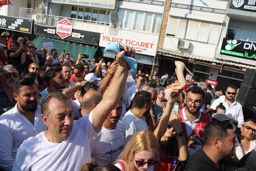 Aydın'da 'topuklu' eylem: AK Parti'ye geçen Özlem Çerçioğlu'nu protesto ettiler - Resim: 4