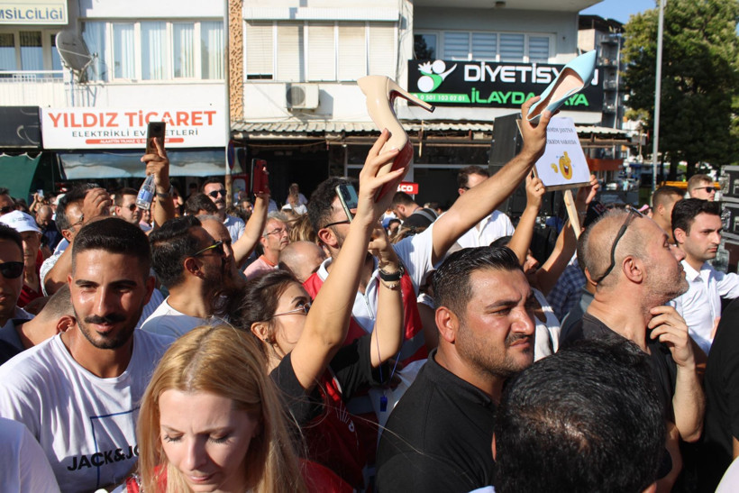 Aydın'da 'topuklu' eylem: AK Parti'ye geçen Özlem Çerçioğlu'nu protesto ettiler - Resim: 3