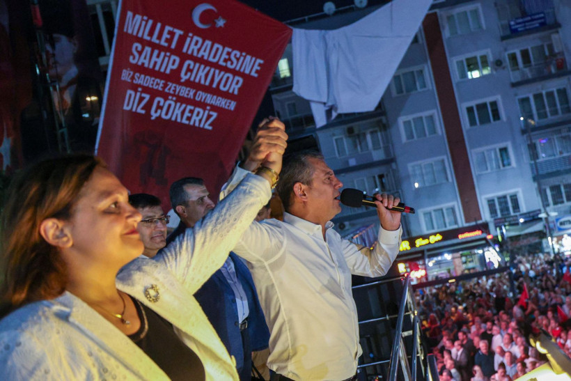 Özgür Özel'den, AK Parti'ye geçen Aydın'da tepki mitingi! Burcu Köksal da yanındaydı - Resim: 8