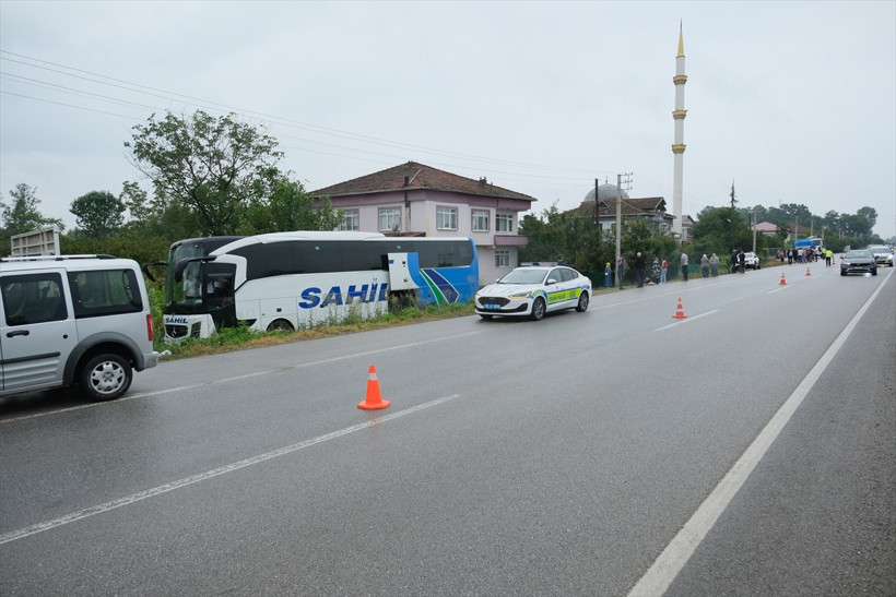 Samsun'un Terme ilçesinde yolcu otobüsünün, yolun kenarında kamyonete branda çekmeye çalışanlara...