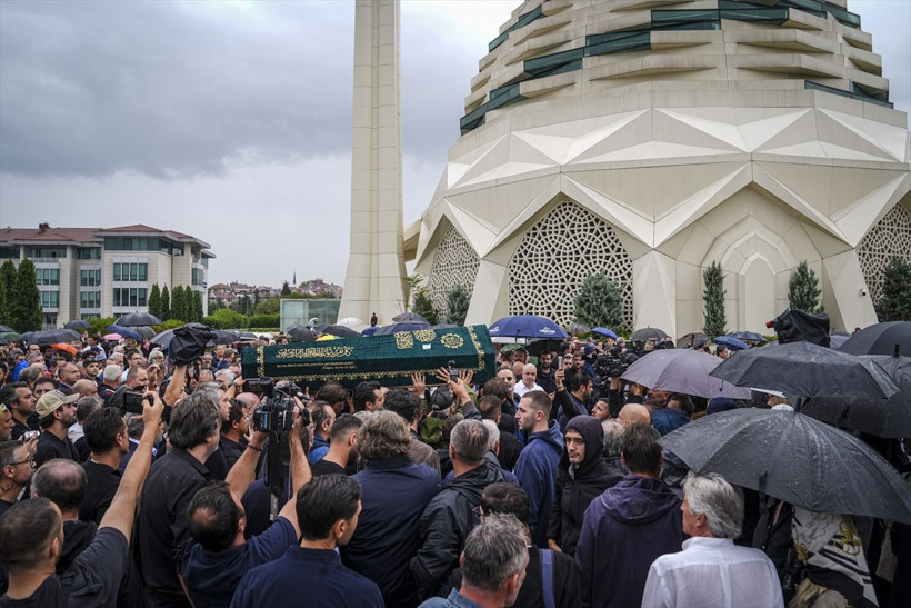 İş insanı Halit Yukay son yolculuğuna uğurlandı! Kıvanç Tatlıtuğ gözyaşlarına boğuldu - Resim: 6
