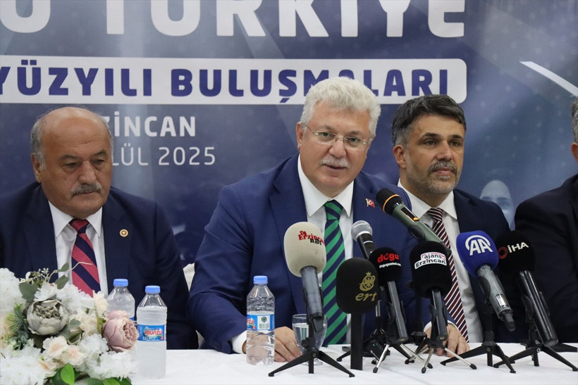 AK Parti Grup Başkanvekili Muhammet Emin Akbaşoğlu (ortada), 