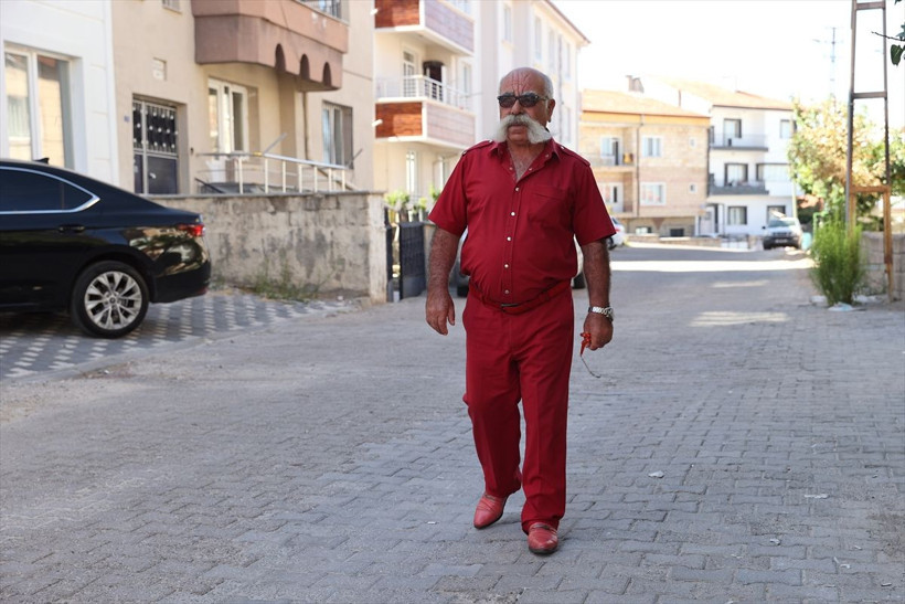 Nevşehir'in "renkli pala"sı 50 yıldır tek renkli giysilerle geziyor - Resim: 2