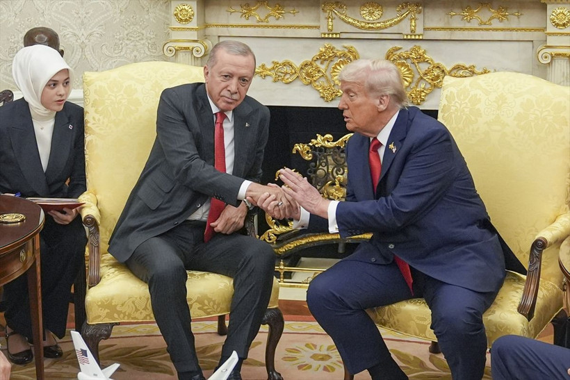 Beyaz Saray'daki zirveside yer alan şifreler! Trump'tan dikkat çeken rozet - Resim: 5