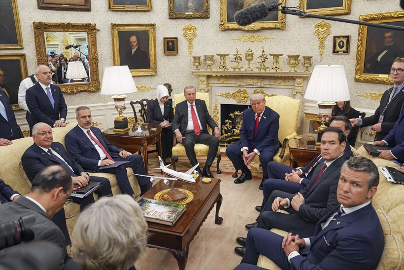 Beyaz Saray'daki zirveside yer alan şifreler! Trump'tan dikkat çeken rozet - Resim: 7