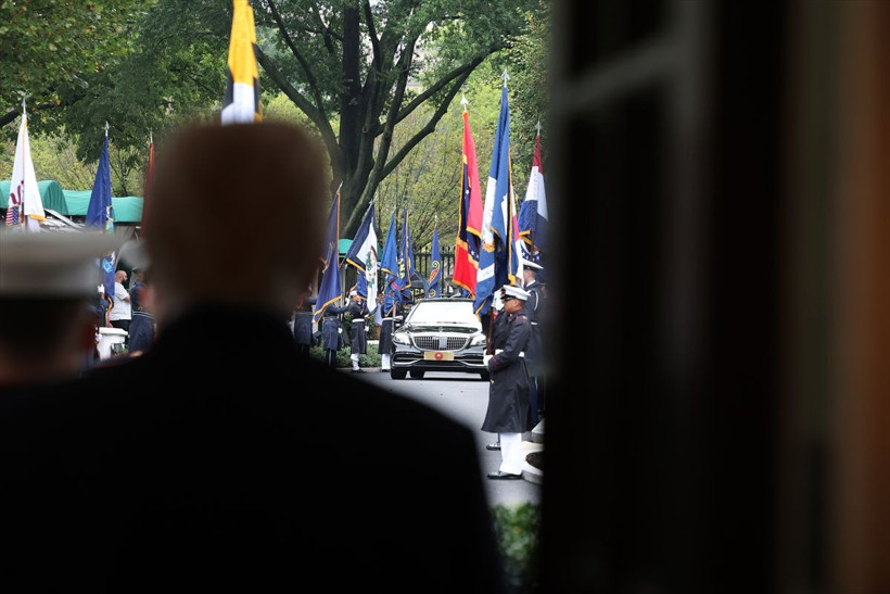 Beyaz Saray'daki zirveside yer alan şifreler! Trump'tan dikkat çeken rozet - Resim: 14