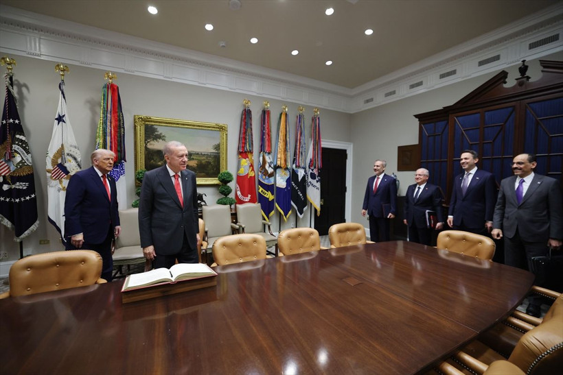 Beyaz Saray'daki zirveside yer alan şifreler! Trump'tan dikkat çeken rozet - Resim: 17