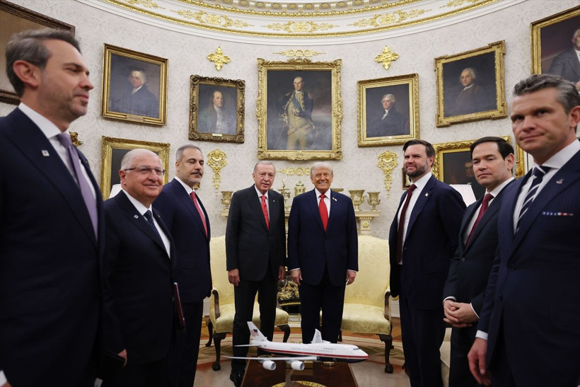 Beyaz Saray'daki zirveside yer alan şifreler! Trump'tan dikkat çeken rozet - Resim: 30