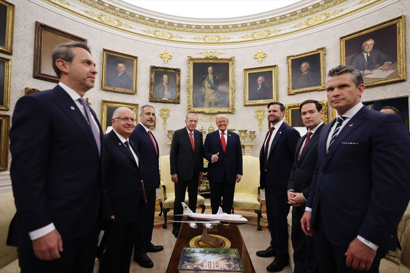 Beyaz Saray'daki zirveside yer alan şifreler! Trump'tan dikkat çeken rozet - Resim: 28