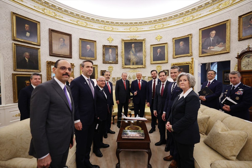 Beyaz Saray'daki zirveside yer alan şifreler! Trump'tan dikkat çeken rozet - Resim: 27