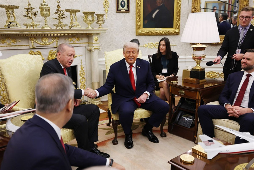 Beyaz Saray'daki zirveside yer alan şifreler! Trump'tan dikkat çeken rozet - Resim: 26