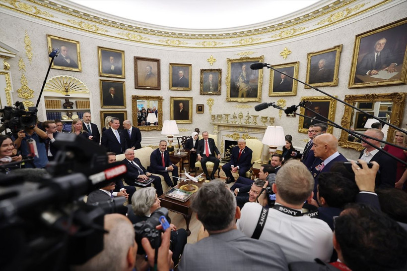 Beyaz Saray'daki zirveside yer alan şifreler! Trump'tan dikkat çeken rozet - Resim: 24