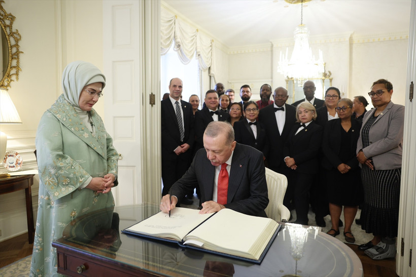 Cumhurbaşkanı Erdoğan, Blair House çalışanlarıyla hatıra fotoğrafı çektirdi - Resim : 1