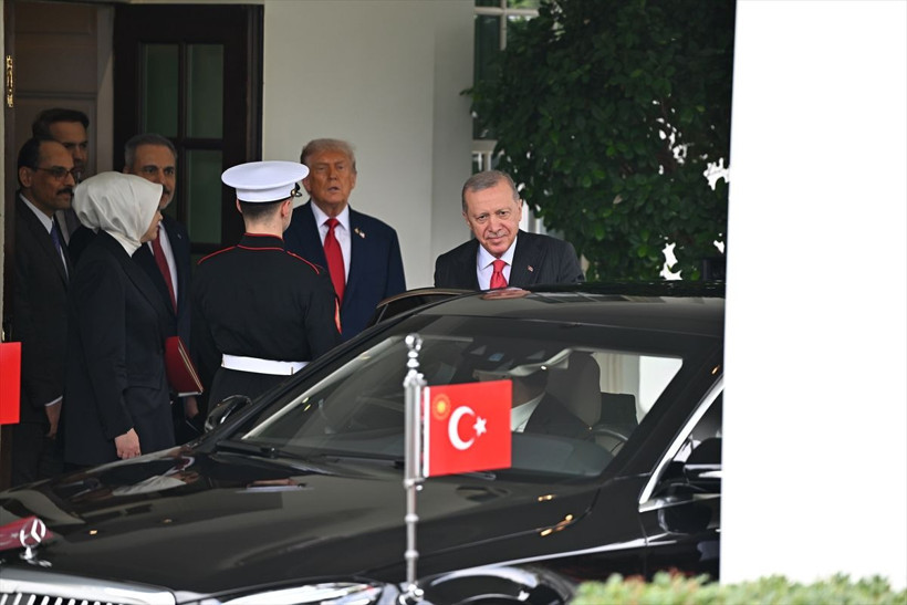 Beyaz Saray'daki zirveside yer alan şifreler! Trump'tan dikkat çeken rozet - Resim: 35
