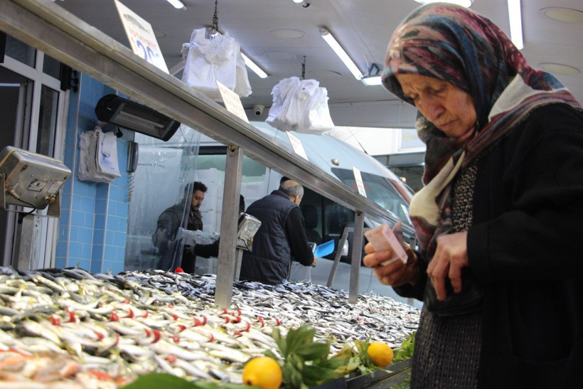 'Karadeniz fırtınası' balık tezgahlarını vurdu! Hamsinin kilosu 250 liraya fırladı - Resim: 3