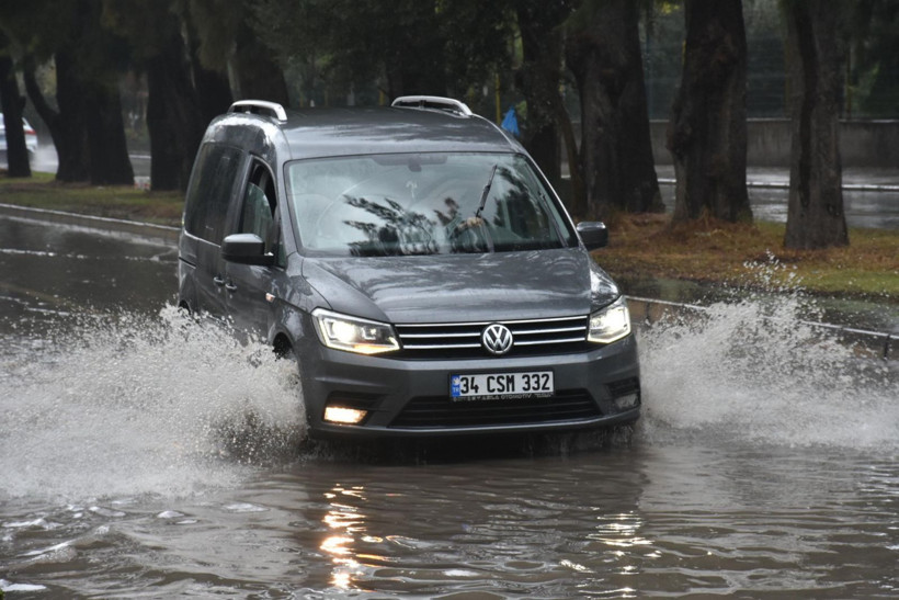 İzmir'de sağanak hayatı felç etti: Ev ve işleri sulara gömüldü - Resim: 1