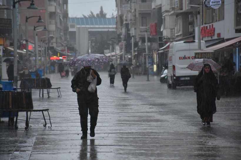 İzmir'de sağanak hayatı felç etti: Ev ve işleri sulara gömüldü - Resim: 3