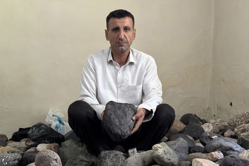 Elazığlı çiftçi evinin bir odasını taşla doldurdu! Bakın ne arıyor - Resim: 1