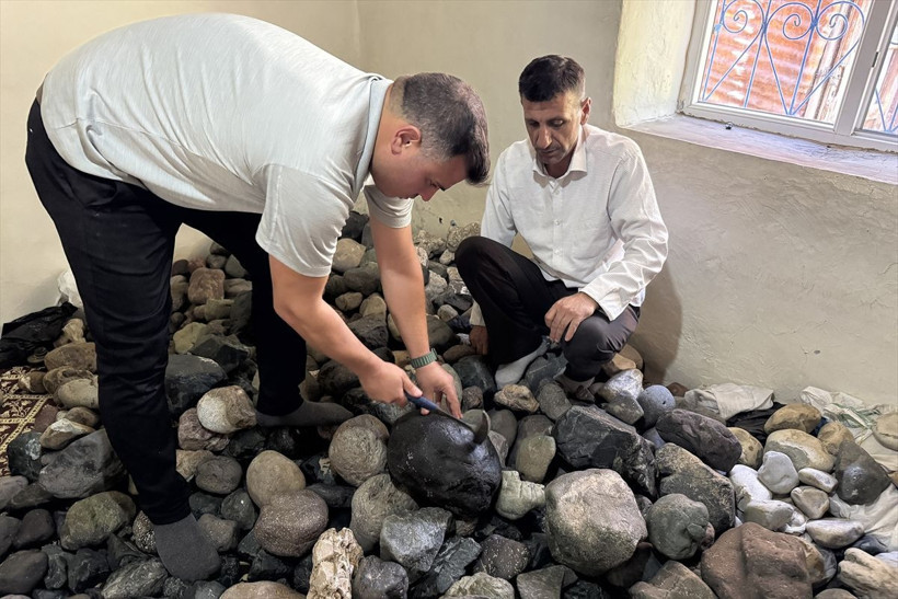 Elazığlı çiftçi evinin bir odasını taşla doldurdu! Bakın ne arıyor - Resim: 4