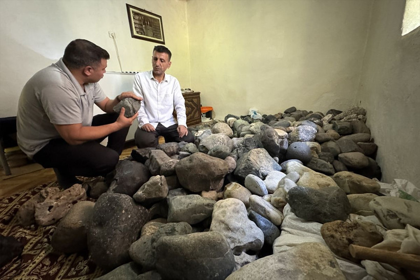 Elazığlı çiftçi evinin bir odasını taşla doldurdu! Bakın ne arıyor - Resim: 10