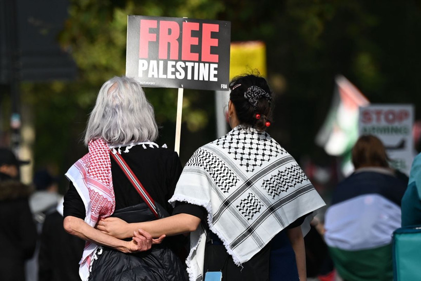 Gazze ateşkesi sonrası Londra’da binler yürüdü - Resim: 1