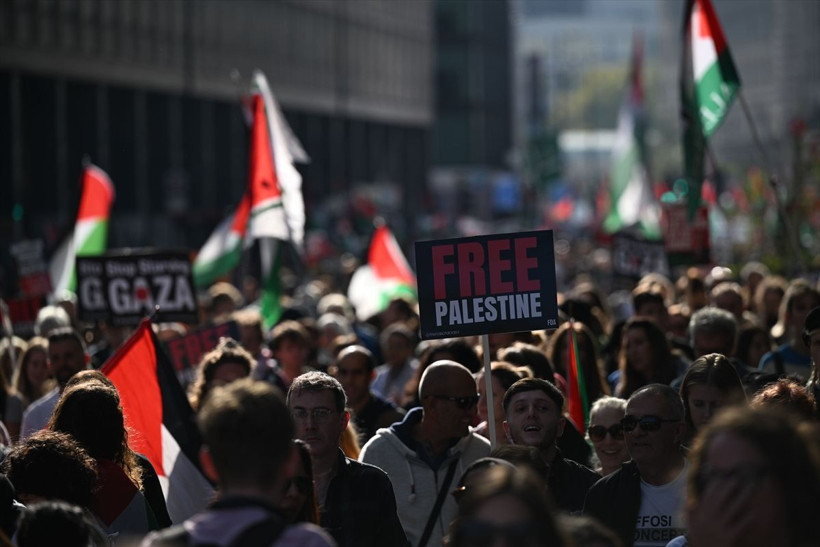 Gazze ateşkesi sonrası Londra’da binler yürüdü - Resim: 4