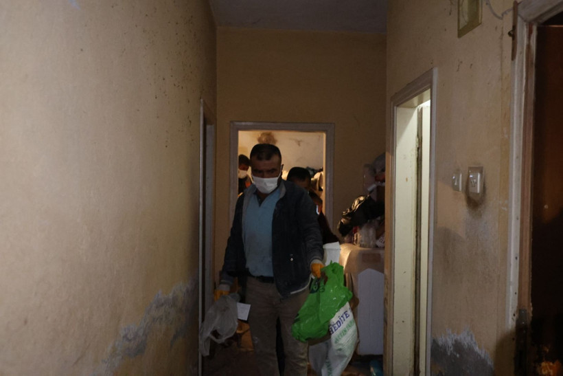 Çöp evdeki engelli kadın annesinin cesediyle 1 ay yaşadı - Resim: 4