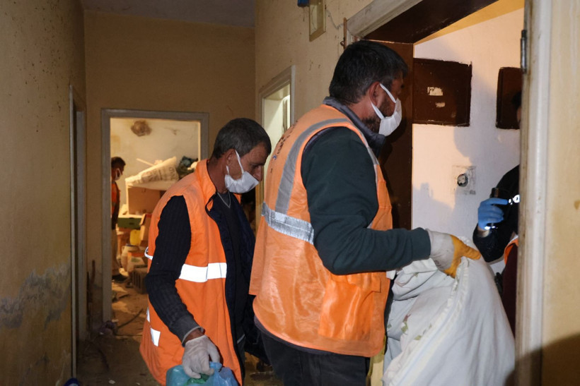 Çöp evdeki engelli kadın annesinin cesediyle 1 ay yaşadı - Resim: 5