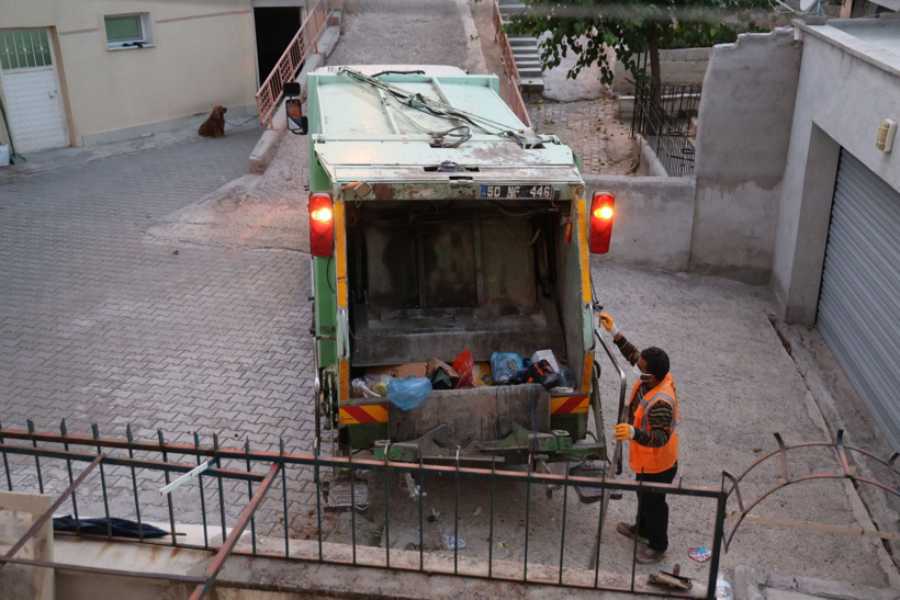 Çöp evdeki engelli kadın annesinin cesediyle 1 ay yaşadı - Resim: 7