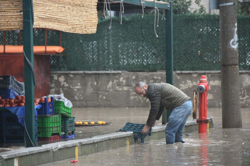 İzmir'i sağanak vurdu! Ev ve işyerlerini su bastı, 1 kişi kayıp - Resim: 5