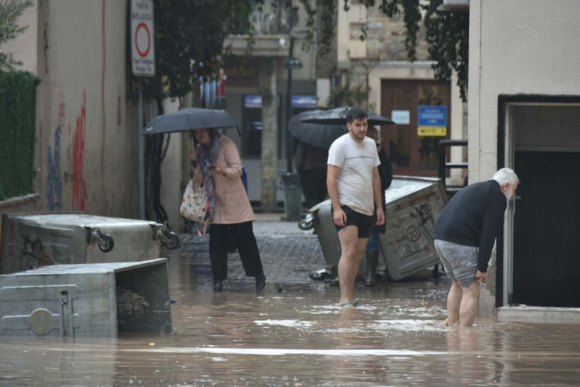 İzmir'i sağanak vurdu! Ev ve işyerlerini su bastı, 1 kişi kayıp - Resim: 9