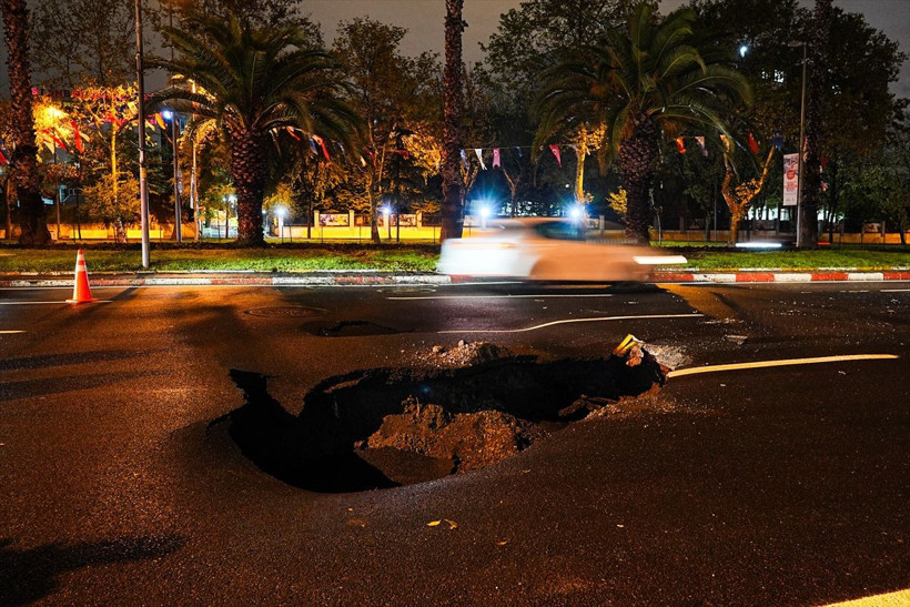 Fatih’te sağanak felaketi: Yol çöktü, taksi ters döndü! - Resim: 6