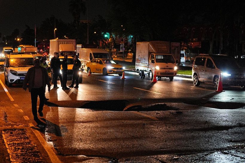 Fatih’te sağanak felaketi: Yol çöktü, taksi ters döndü! - Resim: 8