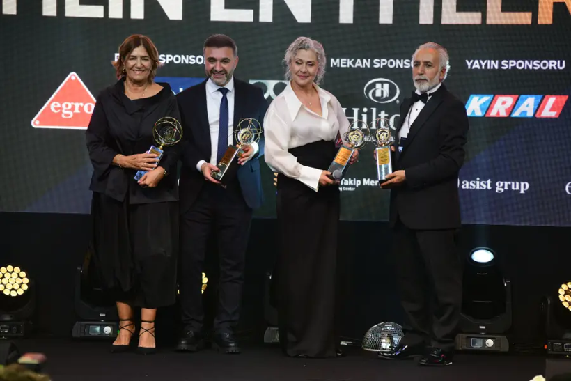 Magazinci.com 25. yıl ödüllerinde unutulmaz gece! Ünlüler, anmalar ve duygu dolu anlar - Resim : 4