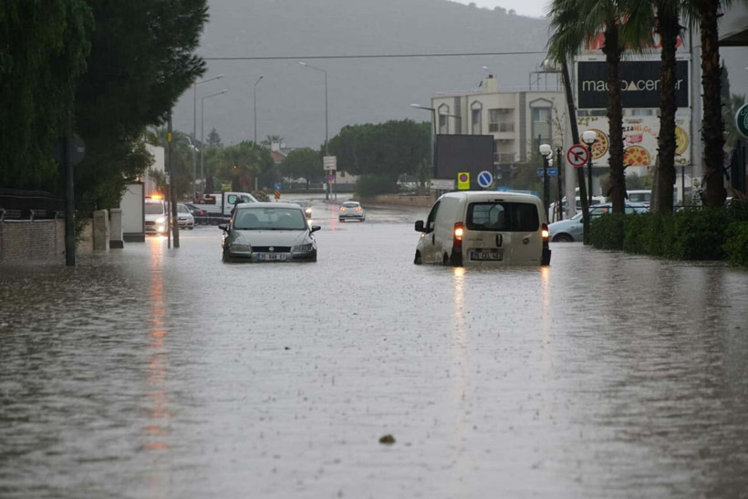 İzmir'de etkili olan sağanak hayatı felç etti: Dereler taştı, denizin rengi değişti, evleri su bastı - Resim: 1