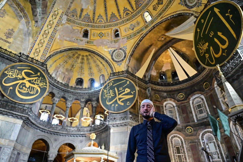 Ayasofya-i Kebir Cami-i Şerifi'nin yıl dönümü! 6 yıl önce bugün ibadete açıldı! - Resim : 1
