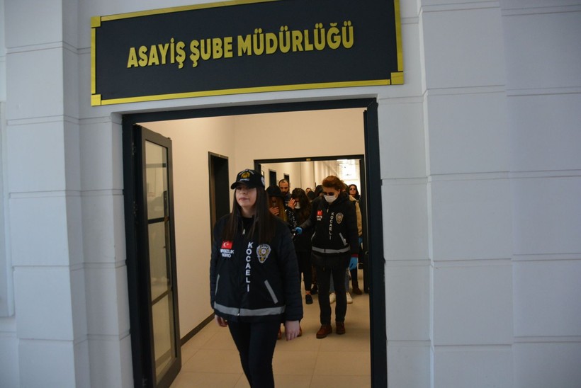 Kocaeli merkezli 3 ilde düzenlenen operasyonda 'Altın Kızlar' isimli 41 kişilik hırsızlık çetesi çökertildi - Resim: 9