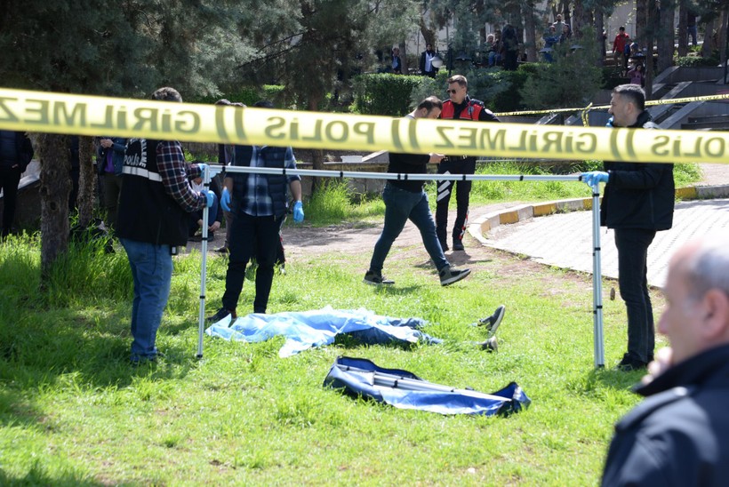 Diyarbakır'da korkunç olay! Öldürüp cesedinin başında bekledi - Resim : 4