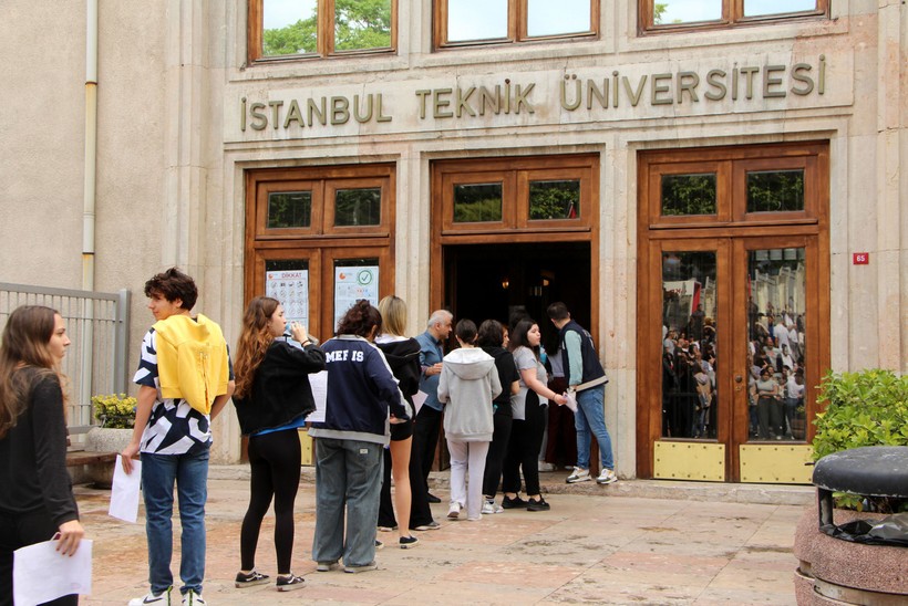 YKS sınavında yine aynı manzara: İlk oturumuna yurdun dört bir yanından geç kalanlar oldu - Resim : 2