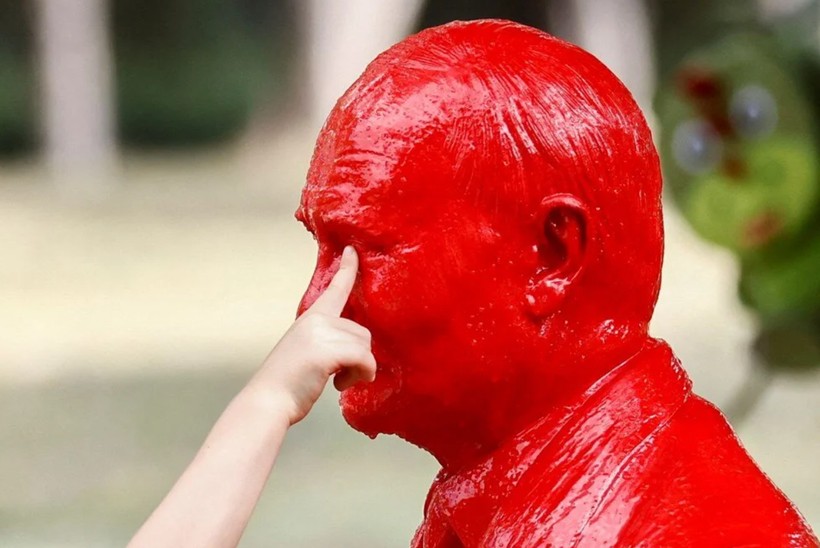 Putin'in heykeli çocuk parkına konuldu - Resim: 3