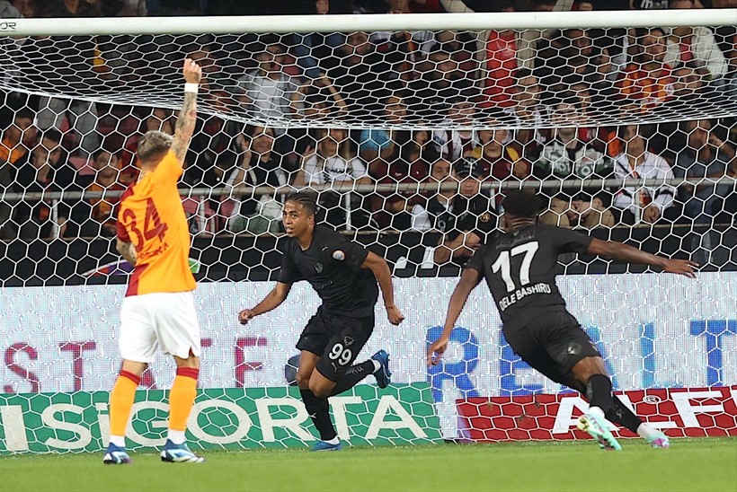 Ligde namağlup takım kalmadı: Galatasaray, Mersin'de ilk yenilgisini aldı - Resim : 11