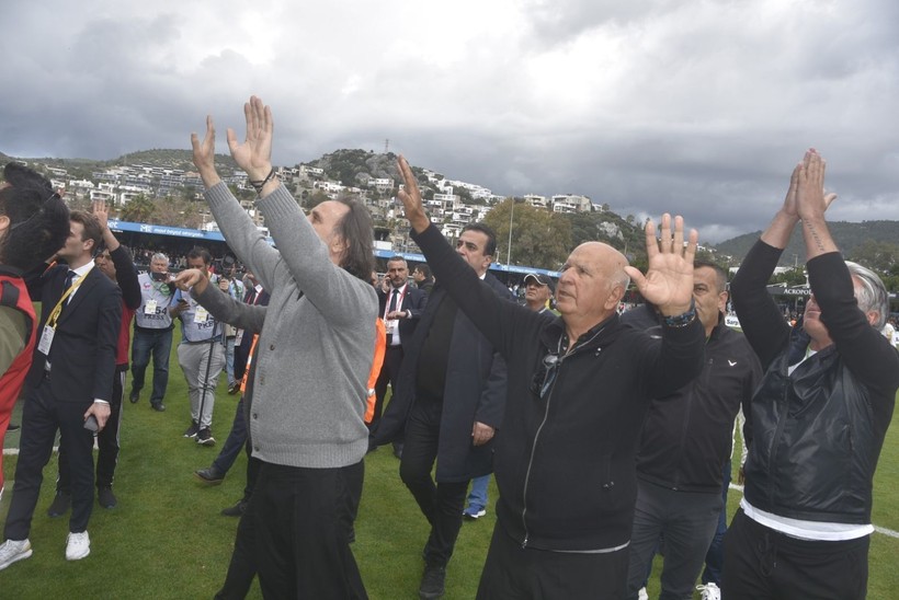 Bodrum FK-Eyüpspor maçında ortalık karıştı: Arda Turan'a yabancı madde atıldı, bir futbolcu hastaneye kaldırıldı - Resim: 8
