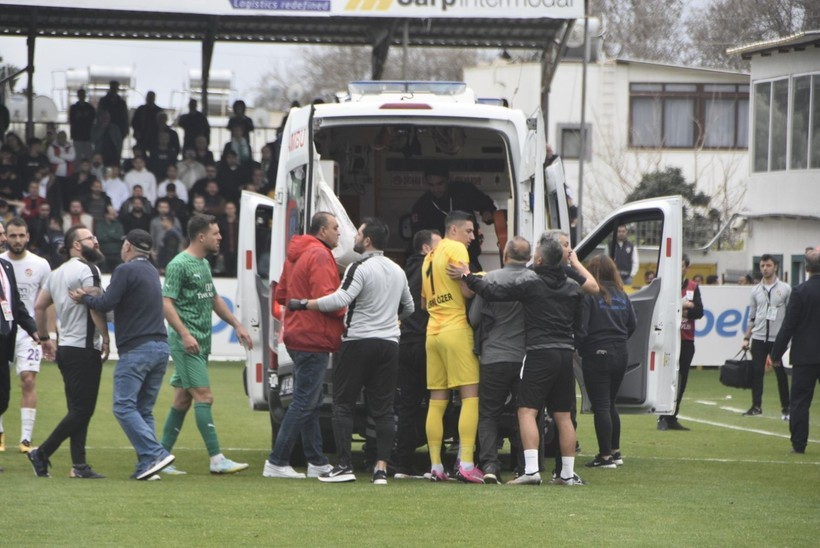 Bodrum FK-Eyüpspor maçında ortalık karıştı: Arda Turan'a yabancı madde atıldı, bir futbolcu hastaneye kaldırıldı - Resim: 23