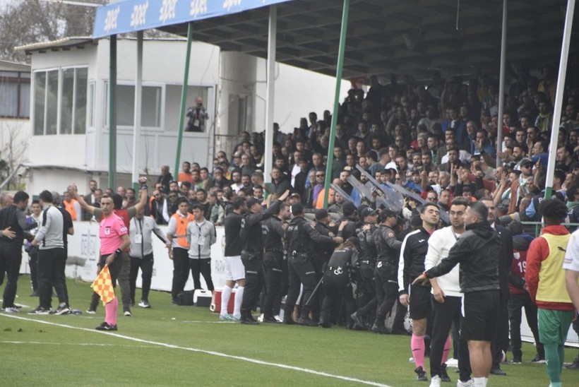 Bodrum FK-Eyüpspor maçında ortalık karıştı: Arda Turan'a yabancı madde atıldı, bir futbolcu hastaneye kaldırıldı - Resim: 22