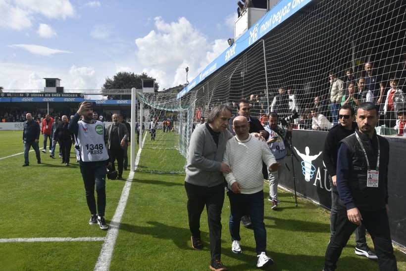 Bodrum FK-Eyüpspor maçında ortalık karıştı: Arda Turan'a yabancı madde atıldı, bir futbolcu hastaneye kaldırıldı - Resim: 13