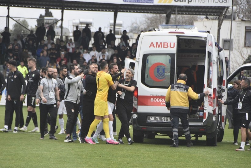Bodrum FK-Eyüpspor maçında ortalık karıştı: Arda Turan'a yabancı madde atıldı, bir futbolcu hastaneye kaldırıldı - Resim: 19